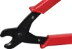 Curved jaws to easily cut through cables up to 9.5mm in diameter. Includes catch to lock handles closed when 
not in use.